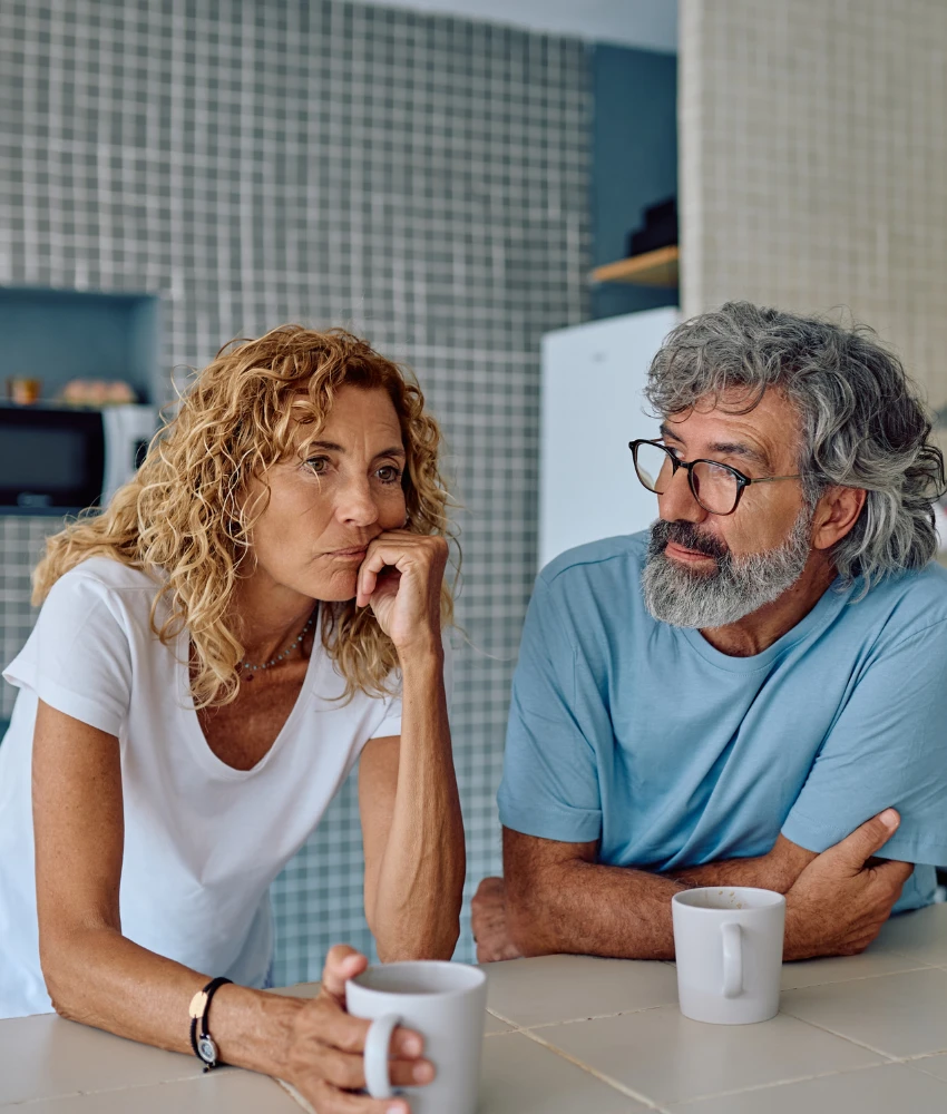 Une personne bouleversée essaie de parler à son partenaire, montrant un nouveau départ honnête