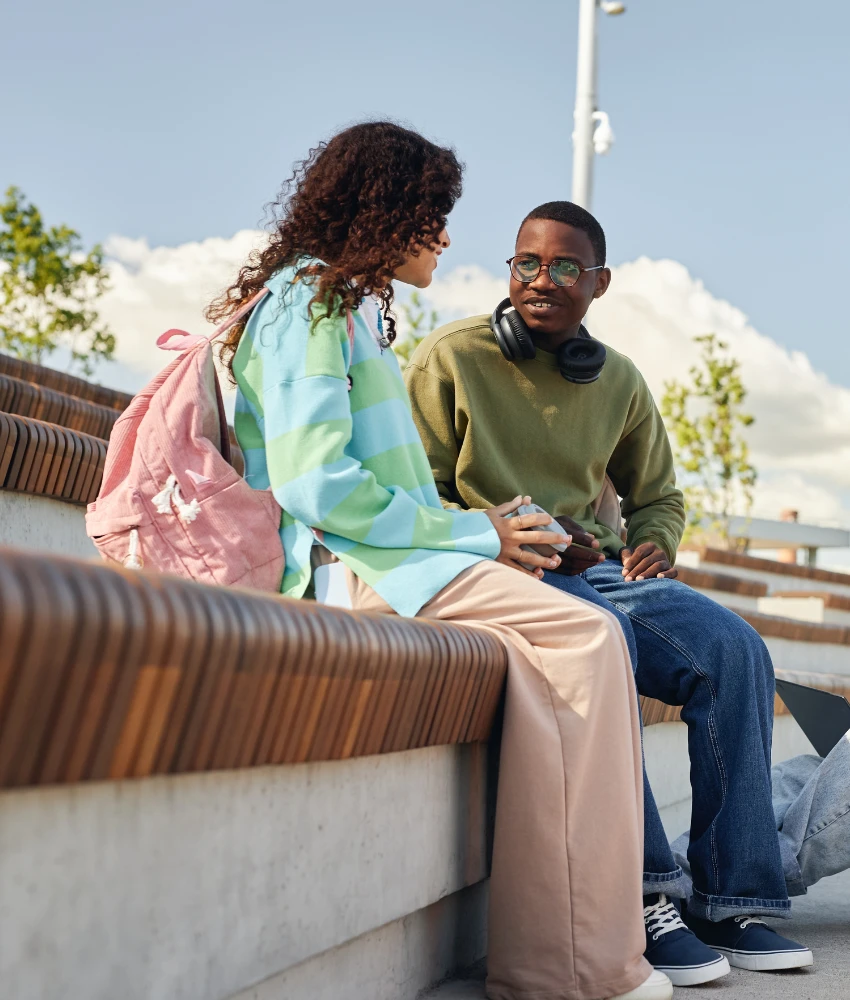 Un couple heureux discute sans ressentir le passé, montrant comment aimer à nouveau