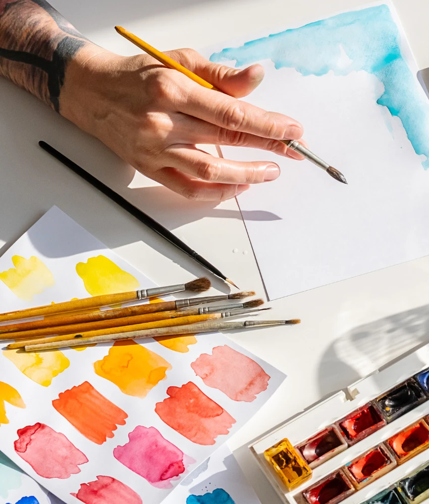 Peinture à la main stable avec des aquarelles montrant l'importance des intérêts dans le mariage