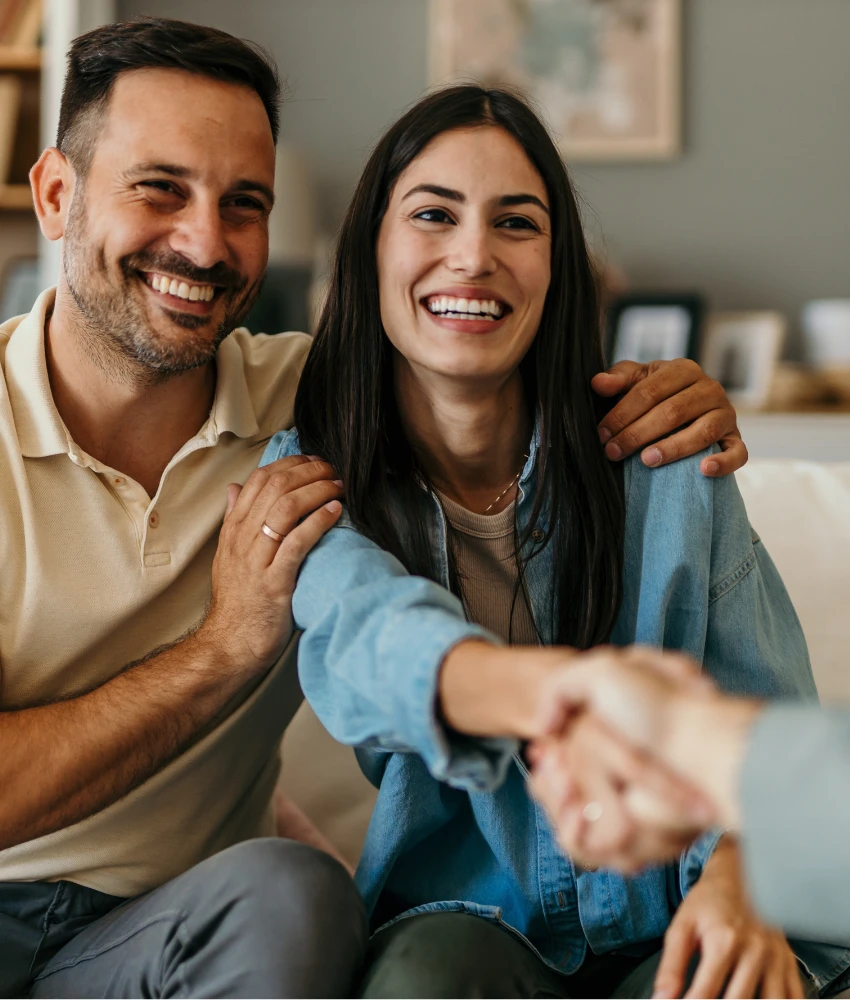 Un couple heureux serre la main d'un thérapeute faisant preuve d'intégrité dans le mariage