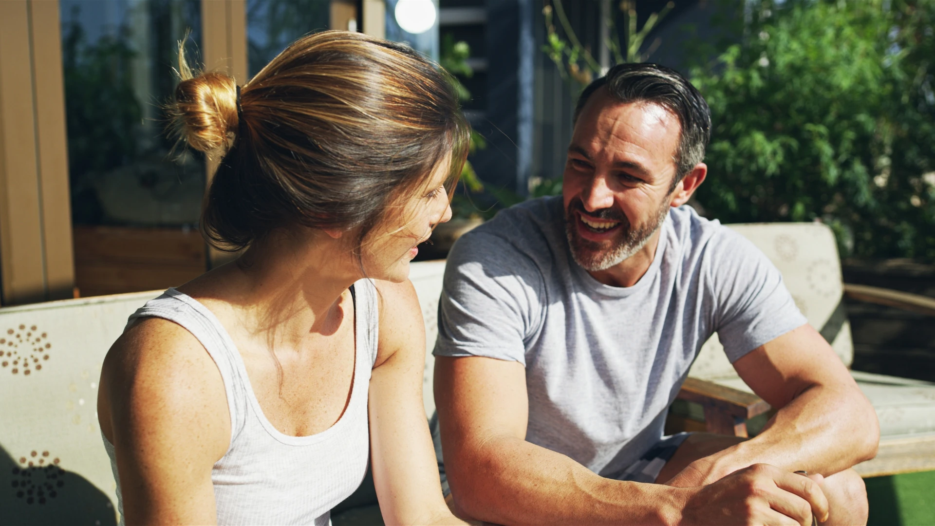 homme écoutant activement sa femme