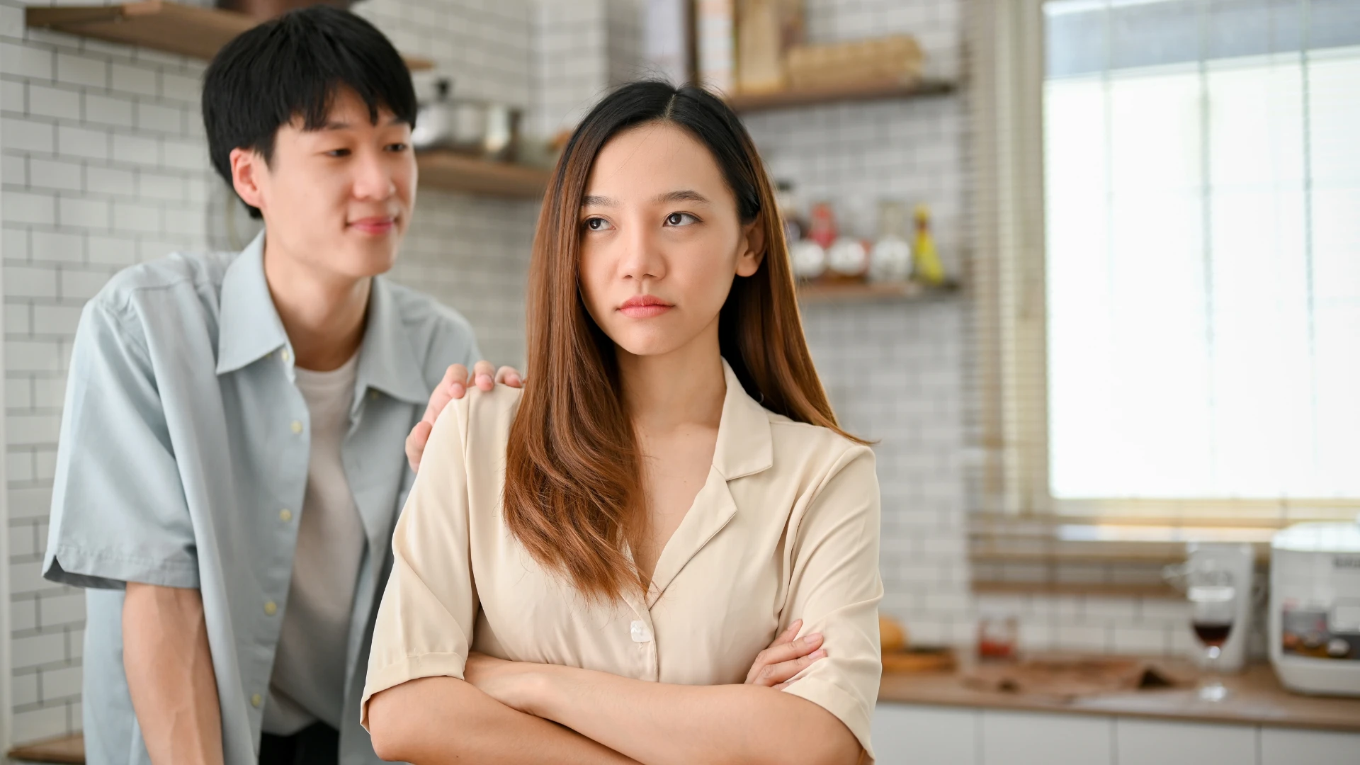 homme concerné s'excusant d'avoir bouleversé sa femme
