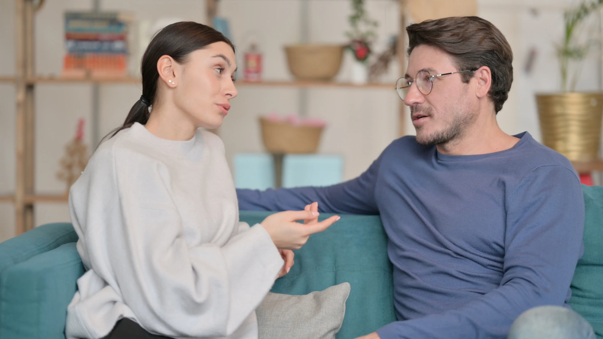 un homme insiste pour que sa femme sorte avec des amis pour s'amuser