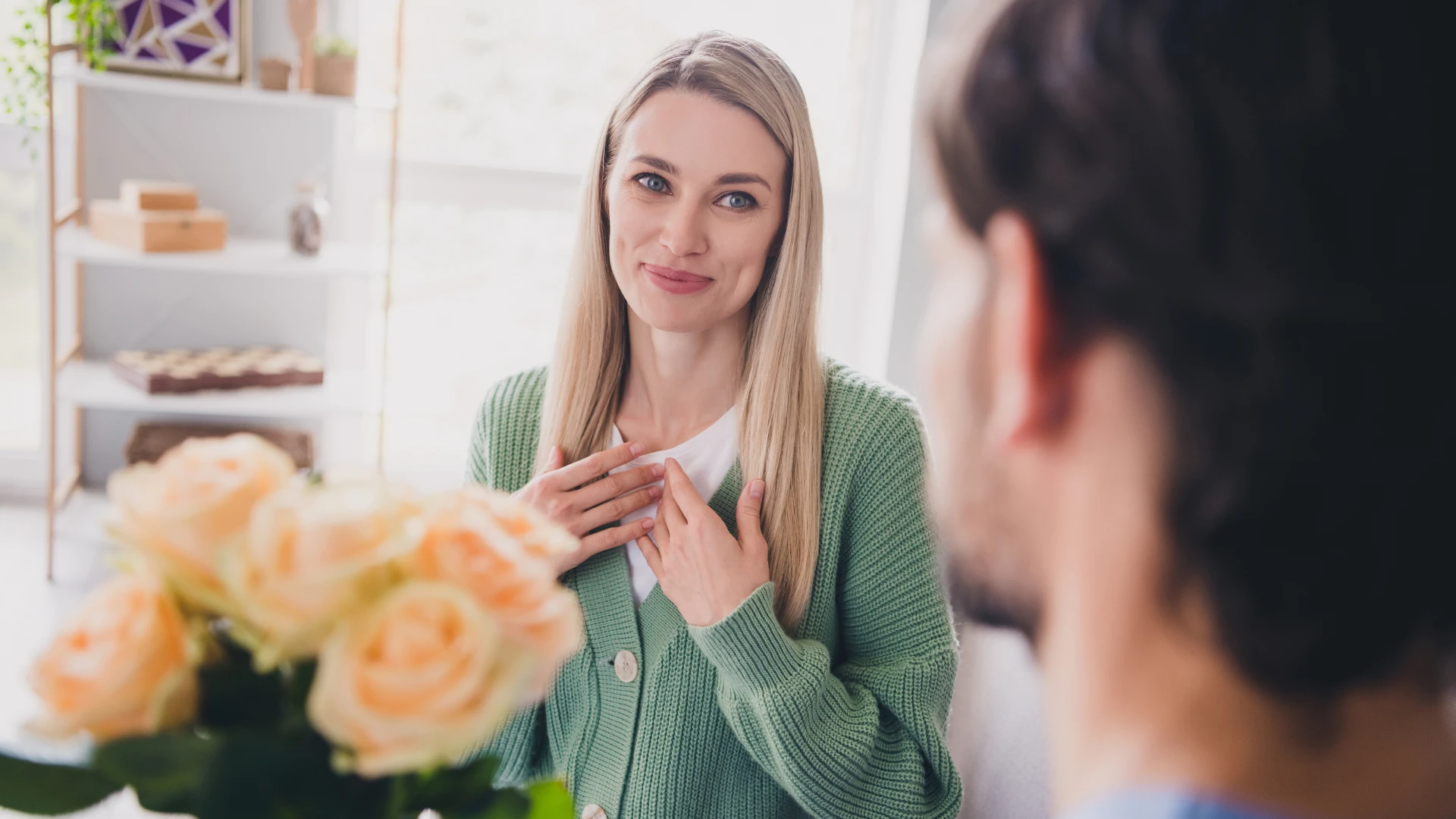 le mari surprend sa femme avec des fleurs