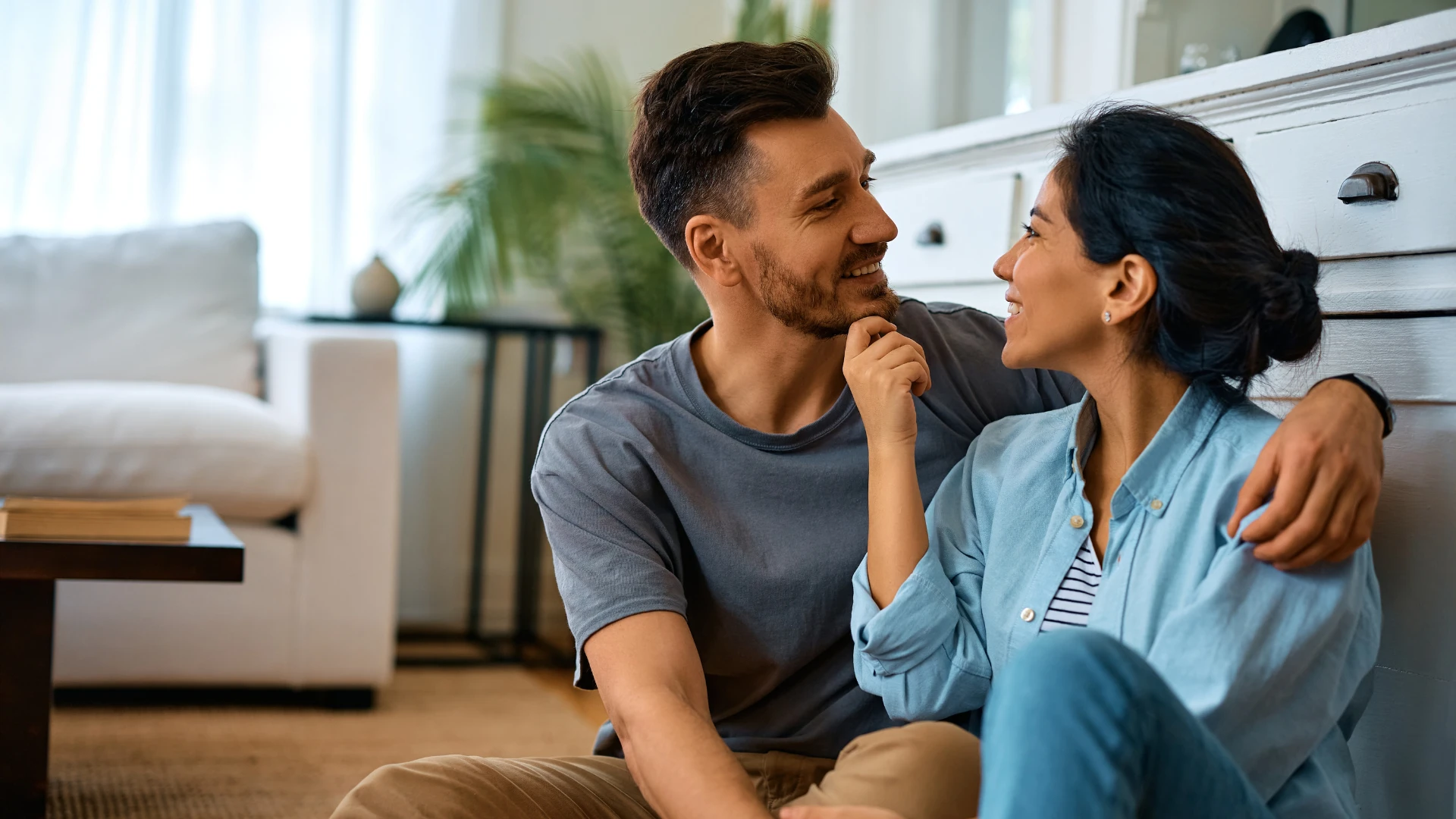 un homme heureux qui dit à sa femme que je t'aime