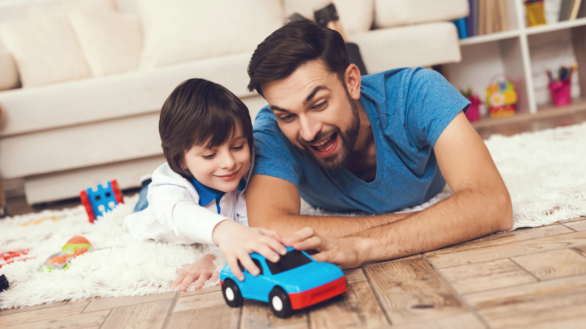 père jouant avec un enfant s'amusant