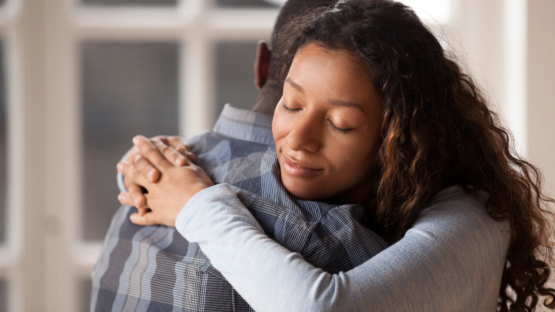 couple étreindre femme se penchant sur son mari