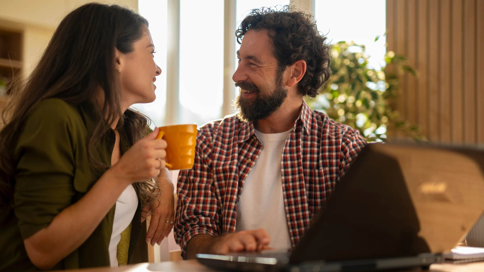 couple qui a un mariage plus heureux après avoir trouvé chaque jour le temps de se reconnecter
