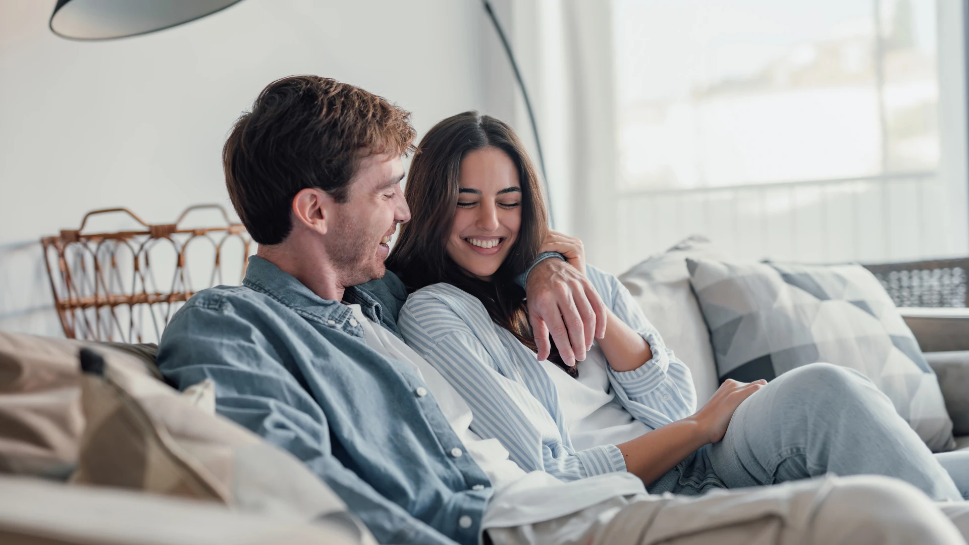 couple marié heureux comprenant la controverse si le mariage ou les enfants doivent passer en premier