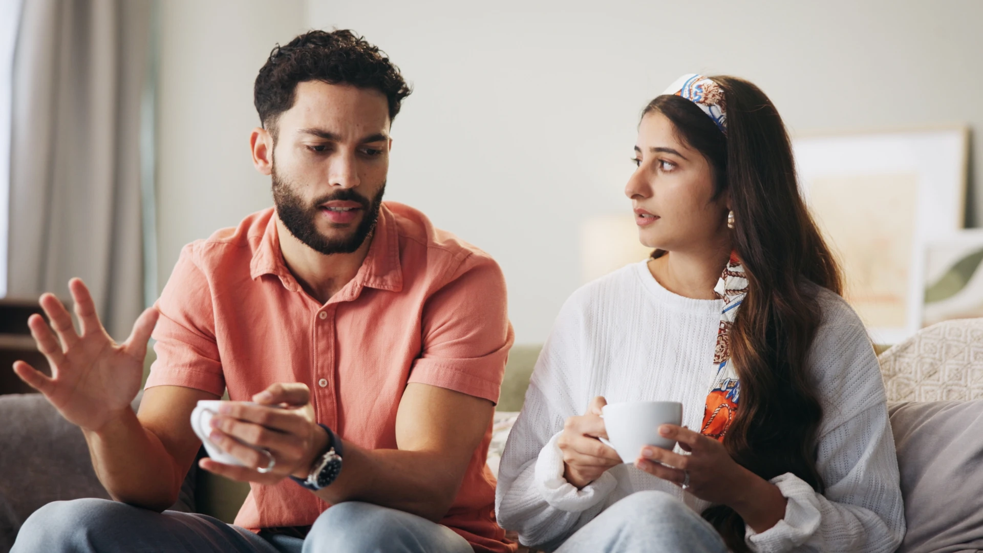 couple qui a un mariage heureux alors qu'ils normalisent la déception