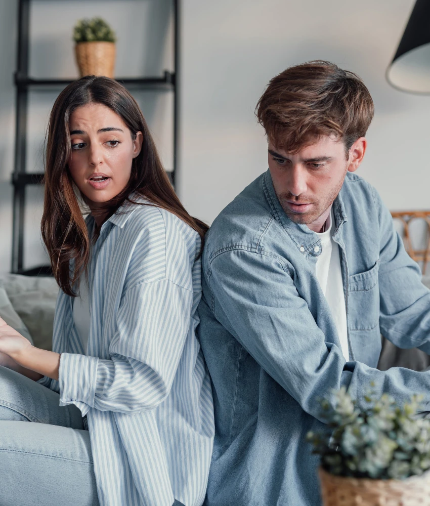 Un couple bouleversé se dispute dos à dos, montrant que les deux ont un rôle à jouer