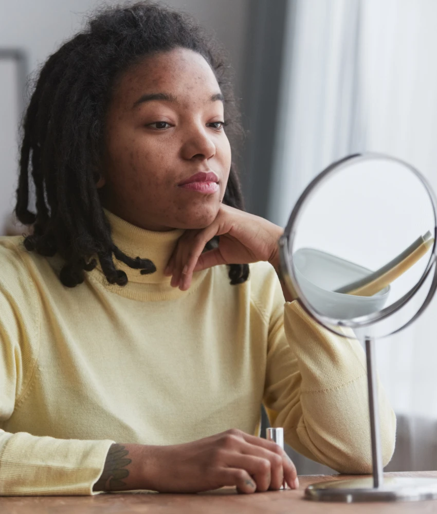Une personne sérieuse se regarde dans un miroir et montre une étude de soi pour mieux argumenter