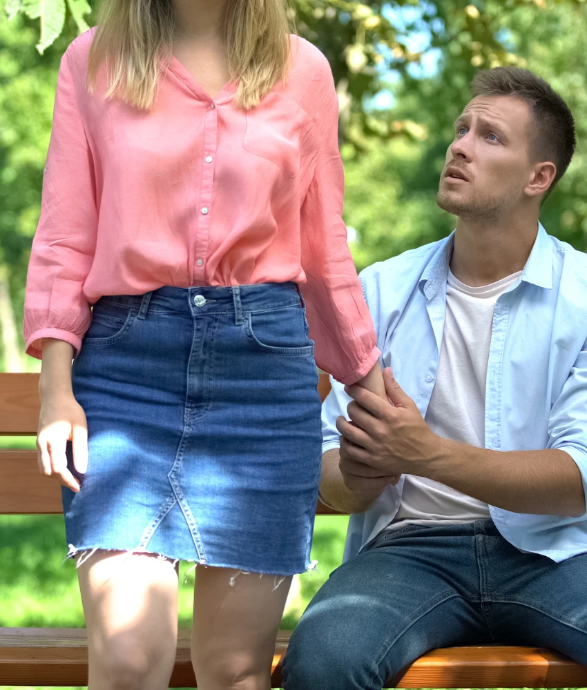 Un homme empêche une femme de partir, montrant qu'elle aurait dû quitter sa relation