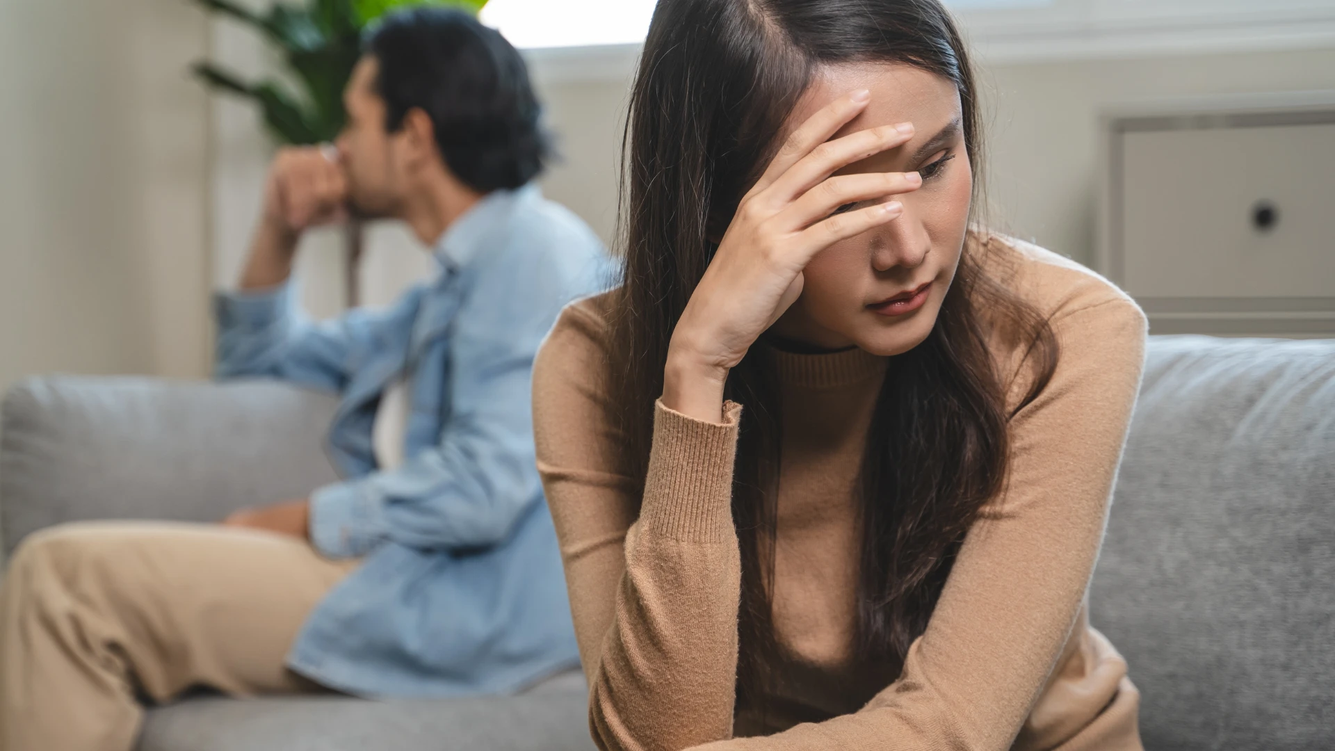 un homme qui cherche quelque chose de mieux tout en donnant de faux espoirs à une femme