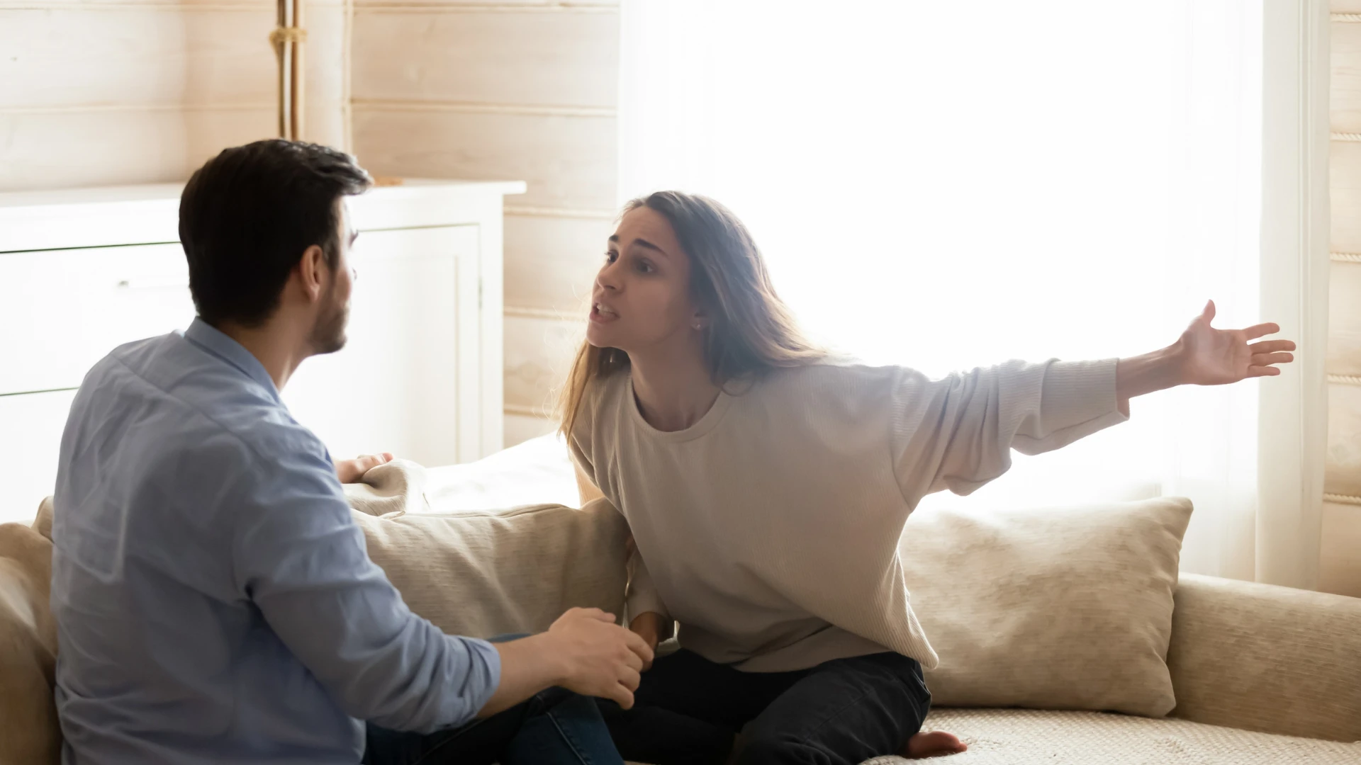 homme qui cherche quelque chose de mieux tout en limitant les femmes