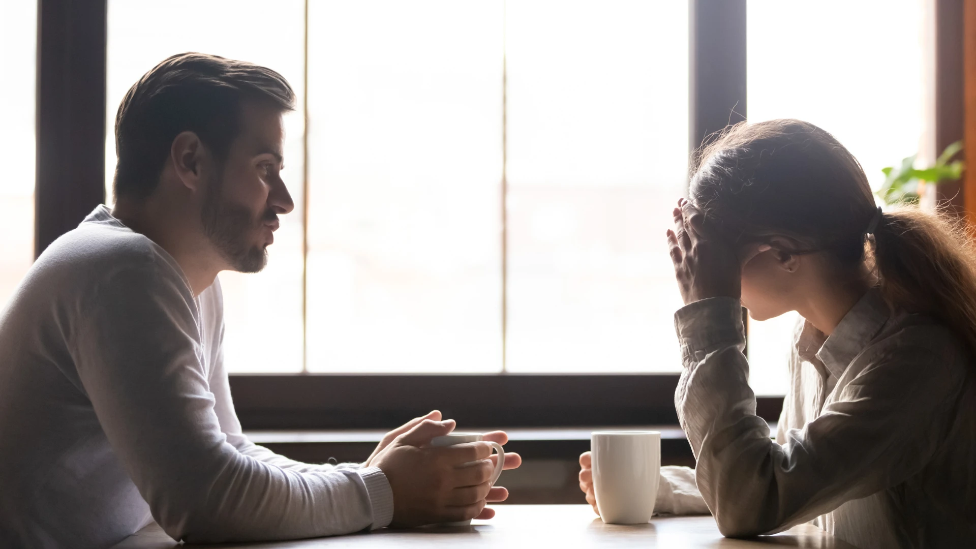 homme qui cherche quelque chose de mieux après avoir récemment rompu avec son ex