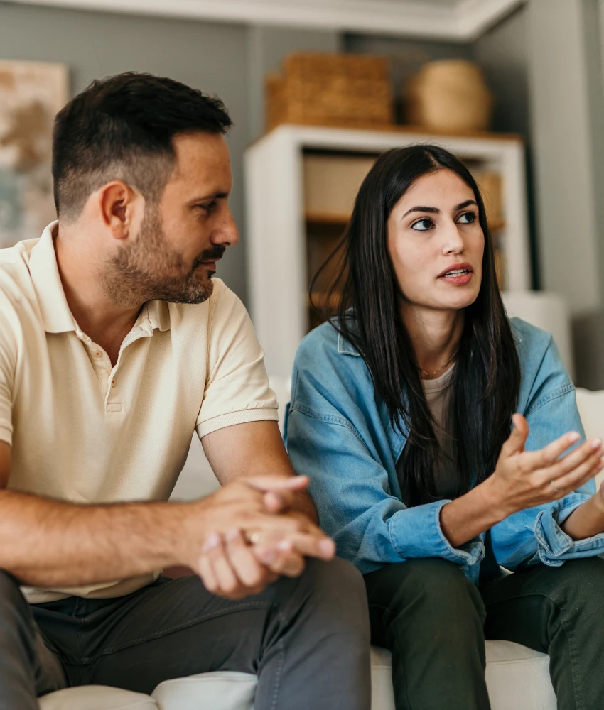 Un couple sérieux discute des options montrant comment se battre équitablement