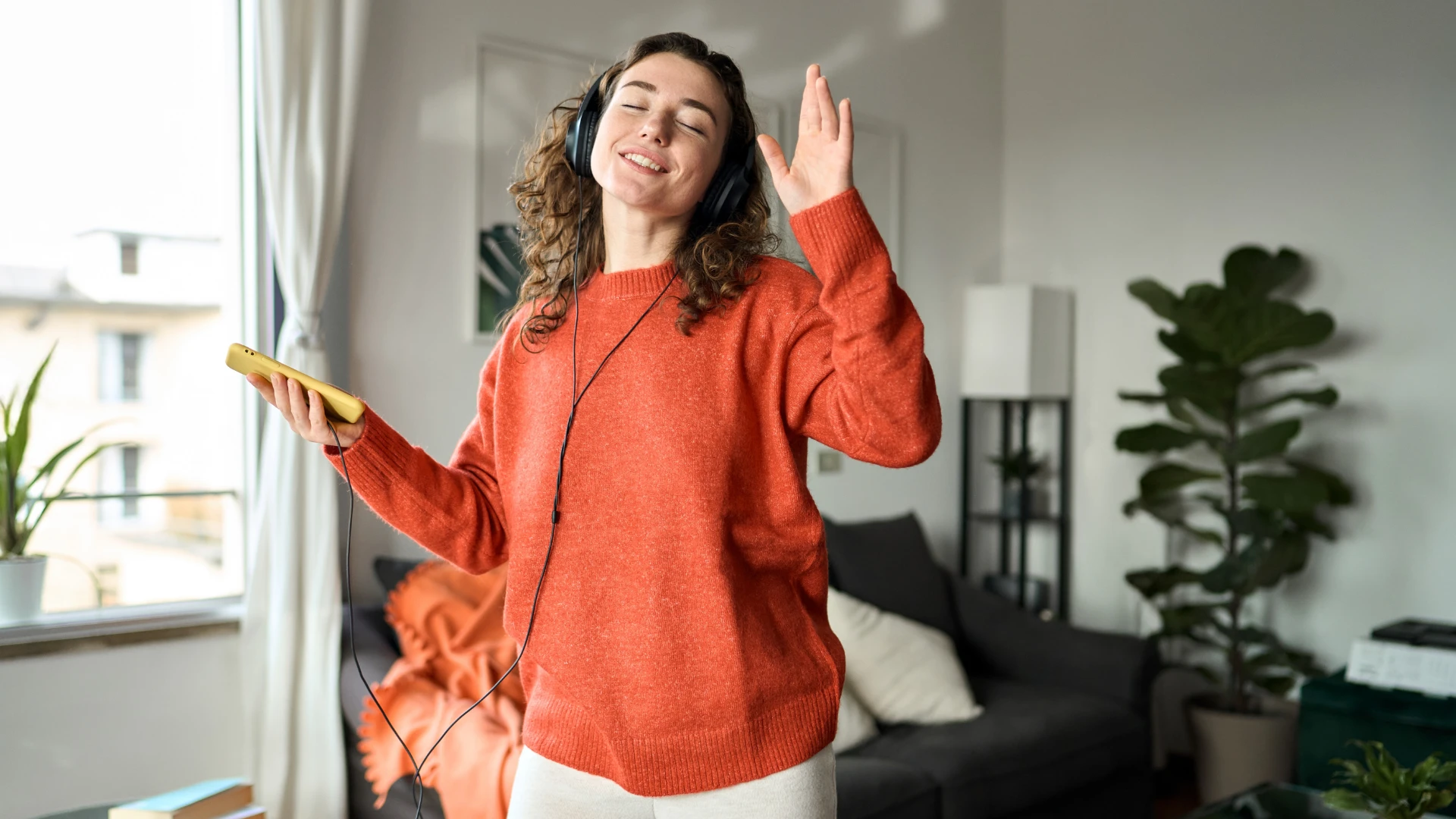 femme créant une liste de lecture Pump Me Up avant un premier rendez-vous