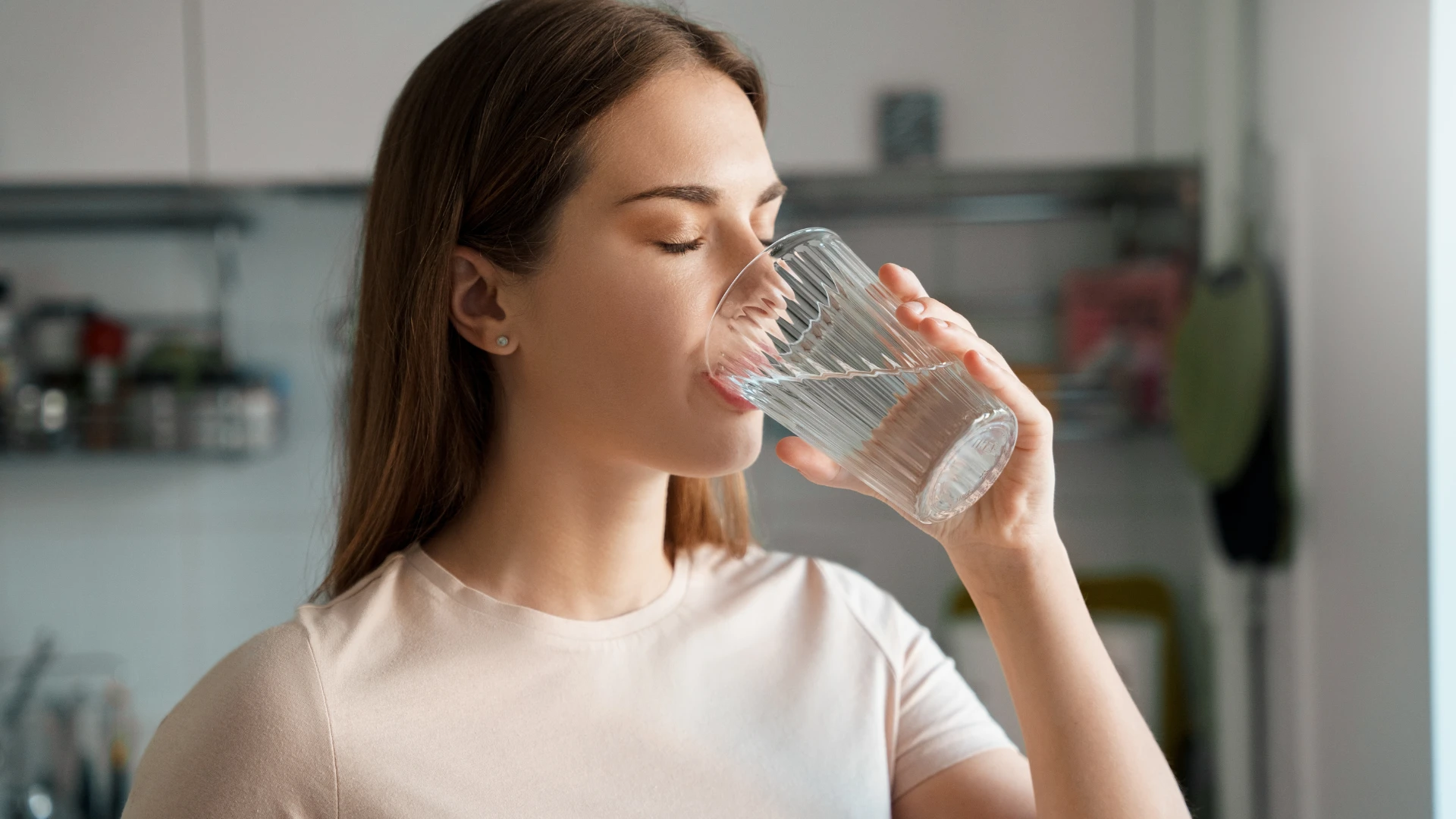 femme qui s'hydrate avant un premier rendez-vous
