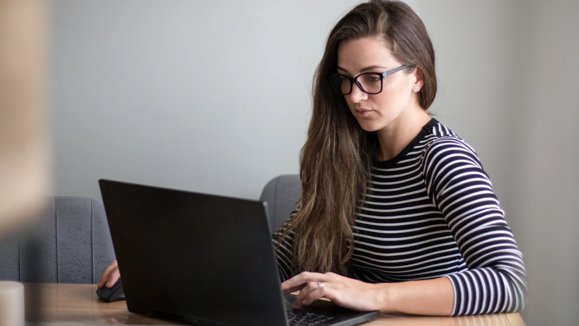 femme recherchant un homme sur Google avant le premier rendez-vous
