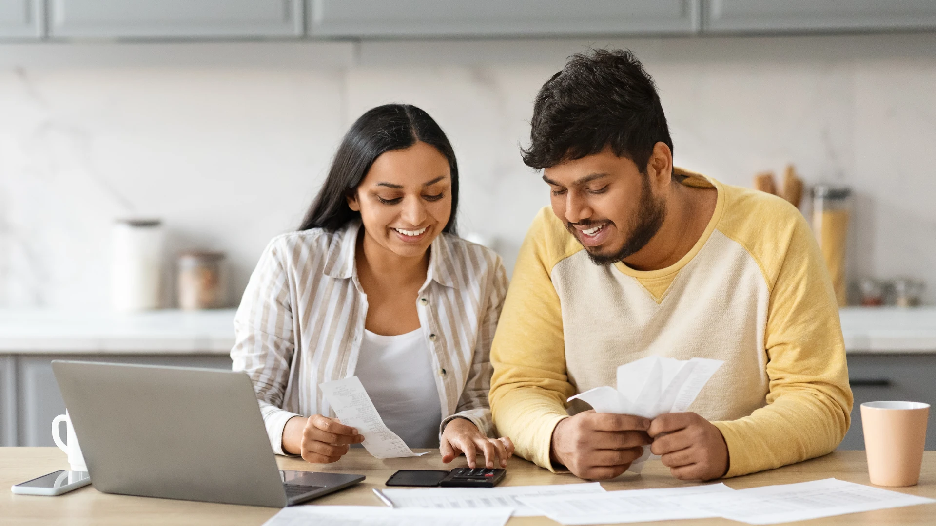couple qui rend les conversations moins nulles en s'enregistrant sur les relations financières