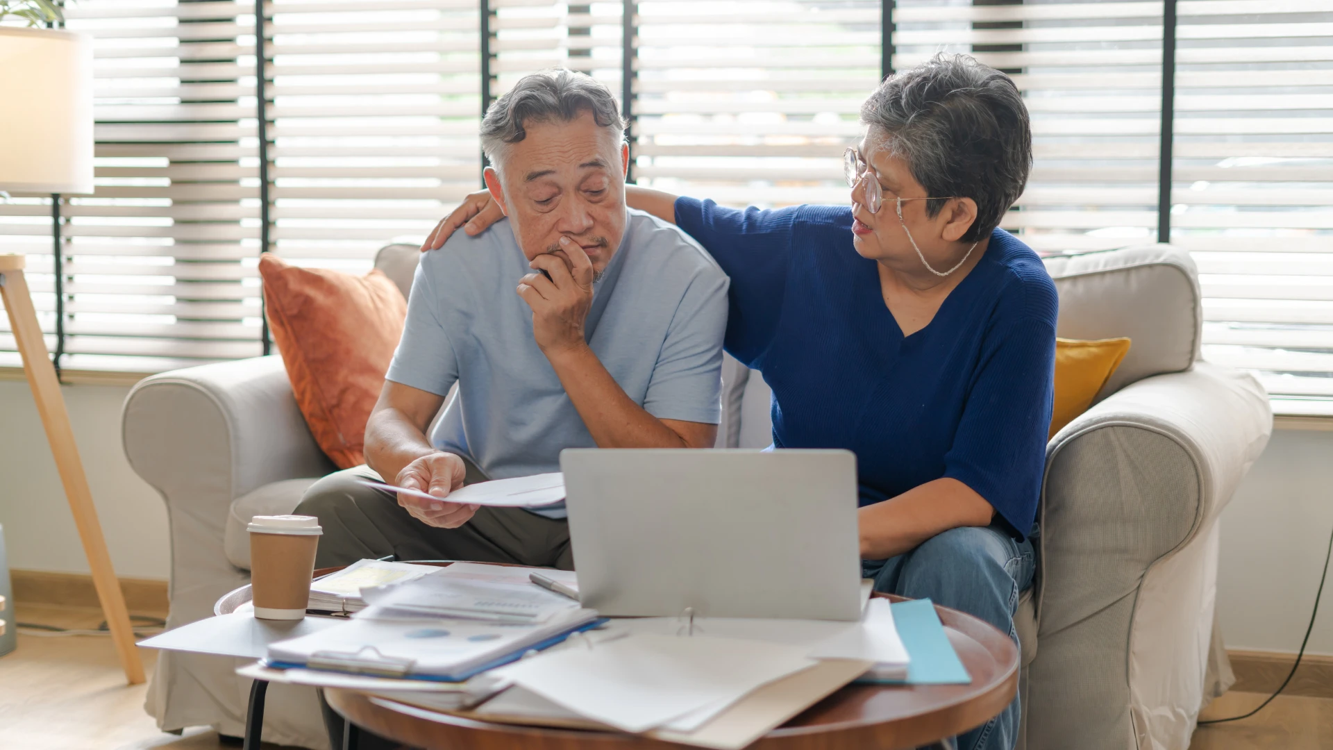 les couples qui font que les conversations sur l'argent sont moins pénibles en révélant leur infidélité financière
