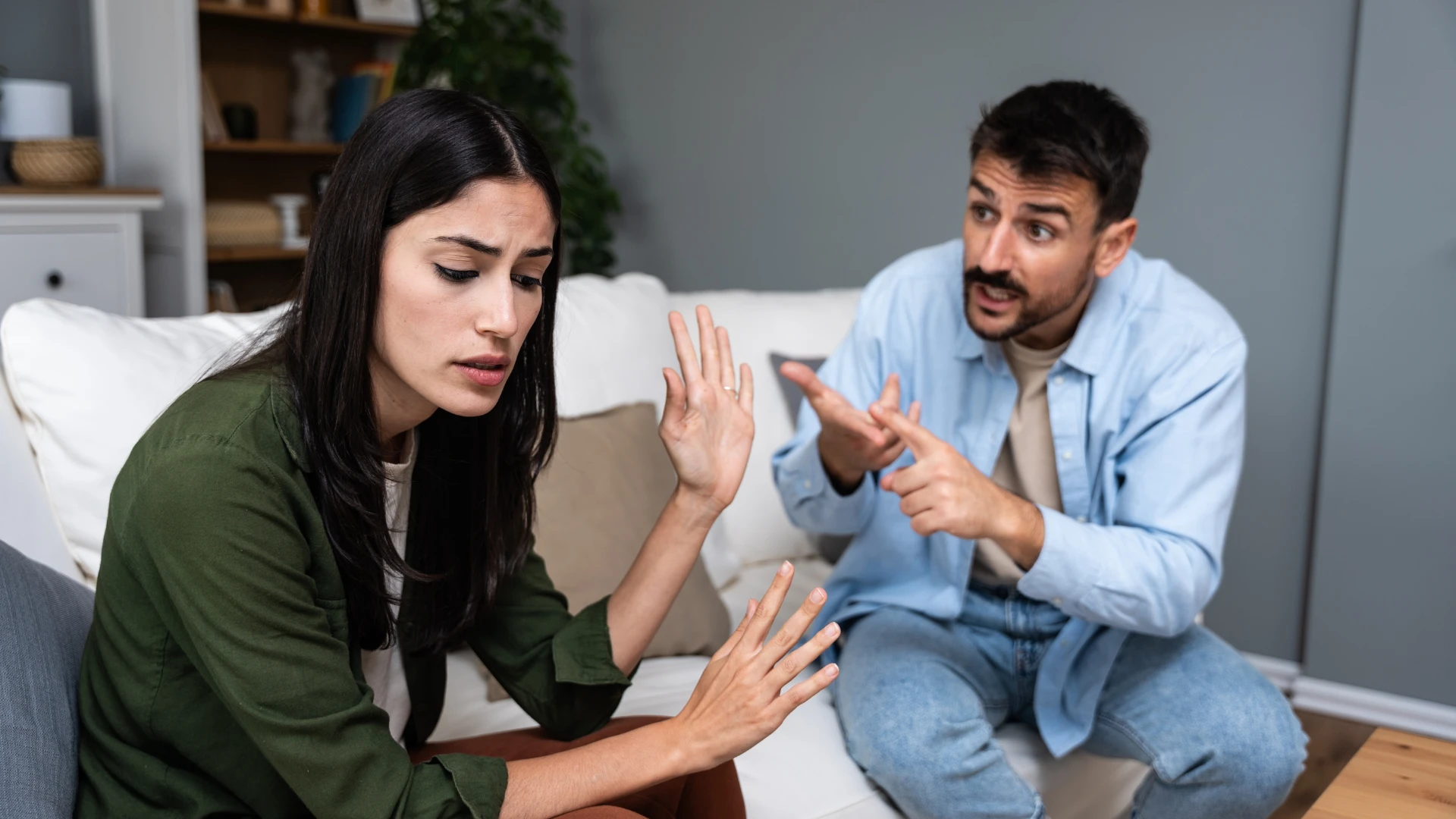 un couple qui rend les conversations sur l'argent moins pénibles en confiant à une seule personne la responsabilité des finances