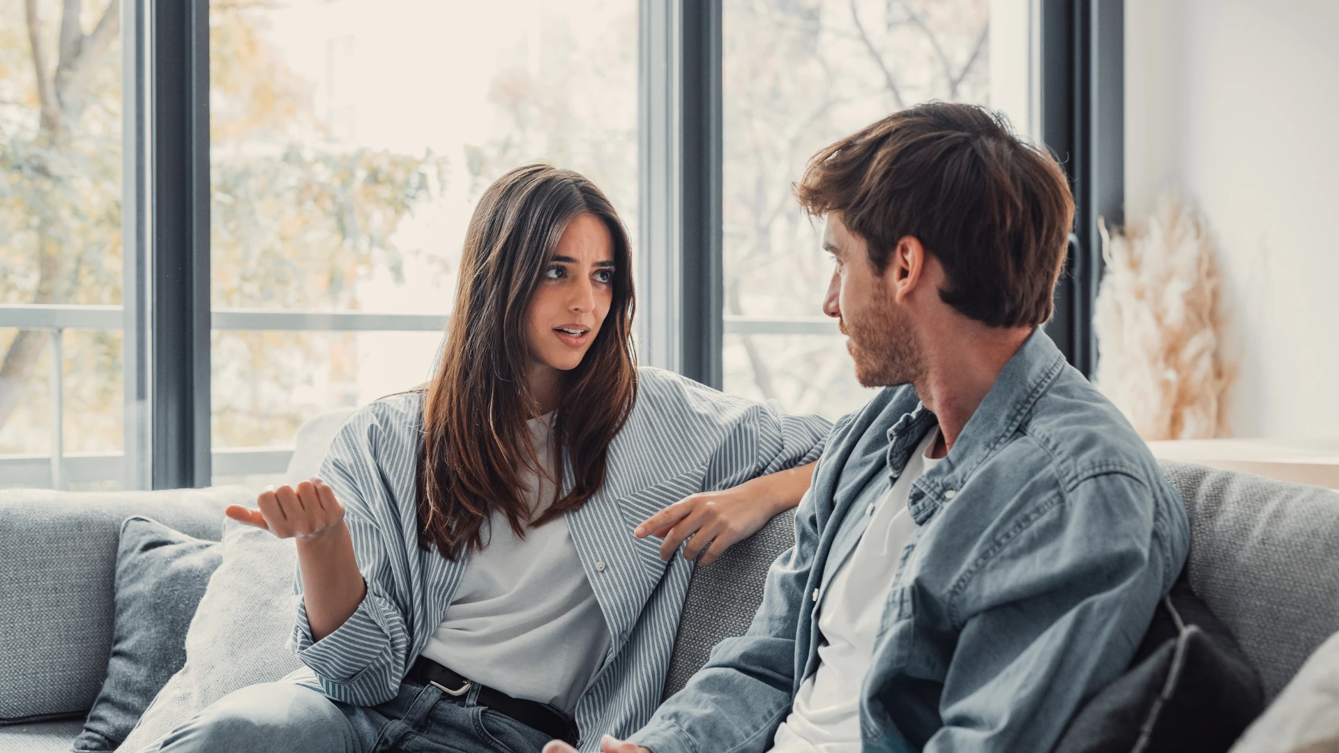 un couple essaie de rendre les conversations sur l'argent moins pénibles en déterminant la personnalité de l'argent