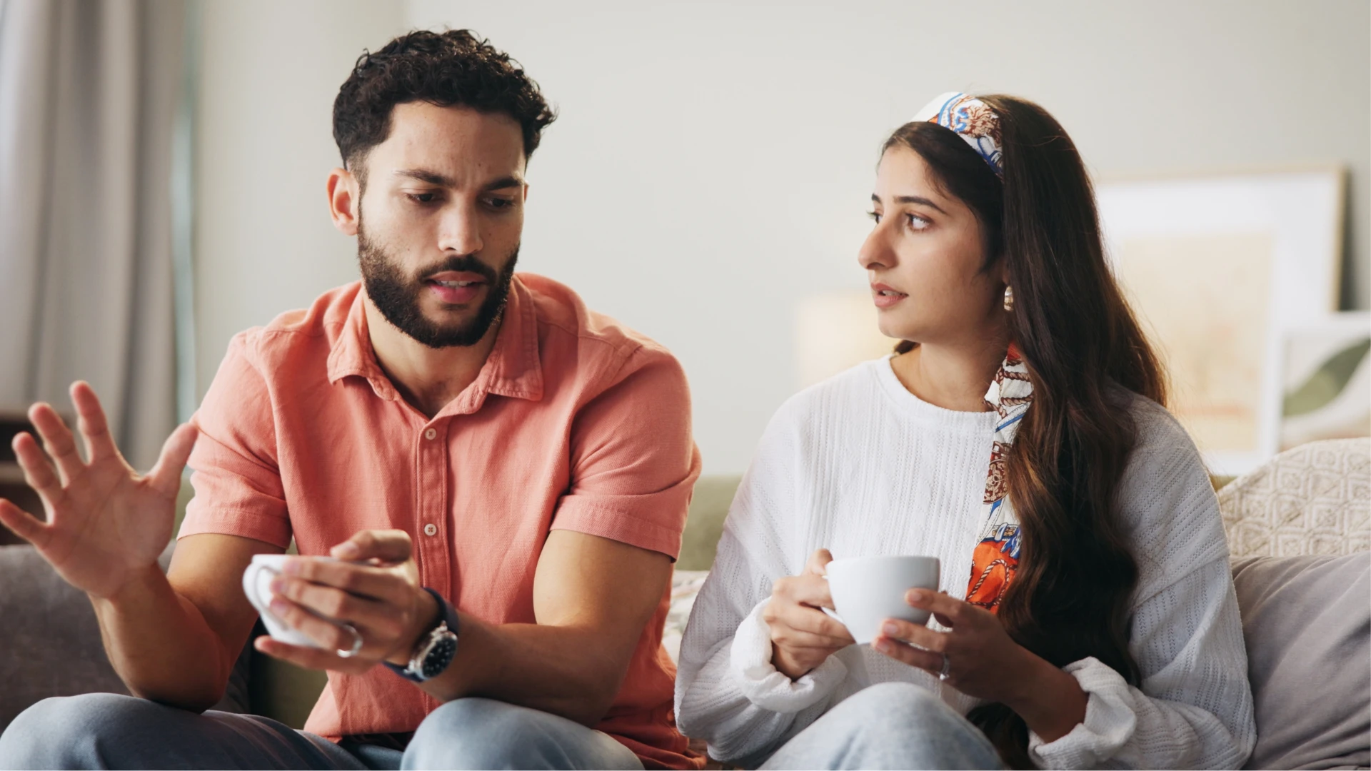 un couple essaie de rendre les conversations sur l'argent moins pénibles en regardant l'argent du point de vue des autres