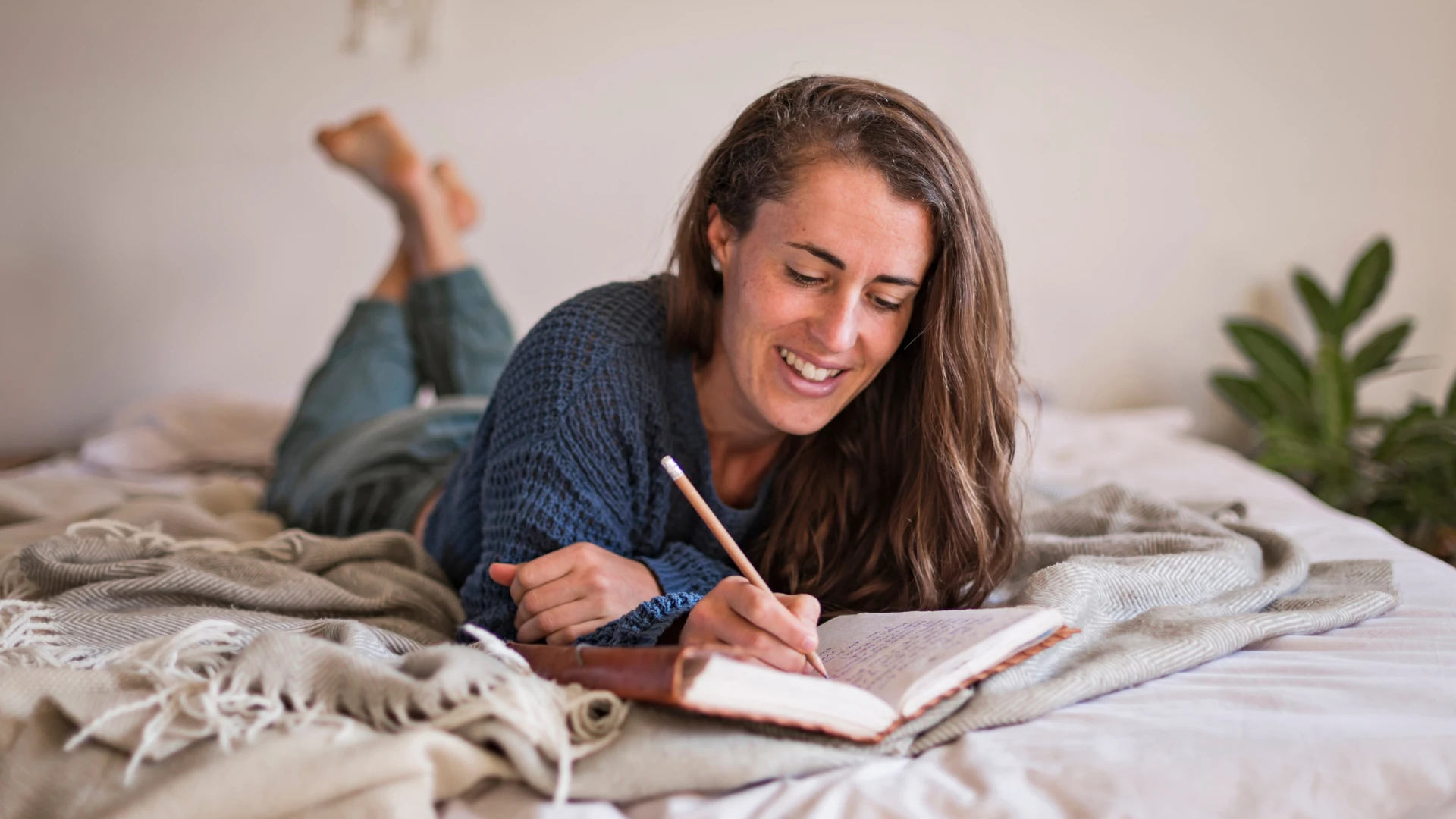 femme qui recommence après une rupture en tenant un journal