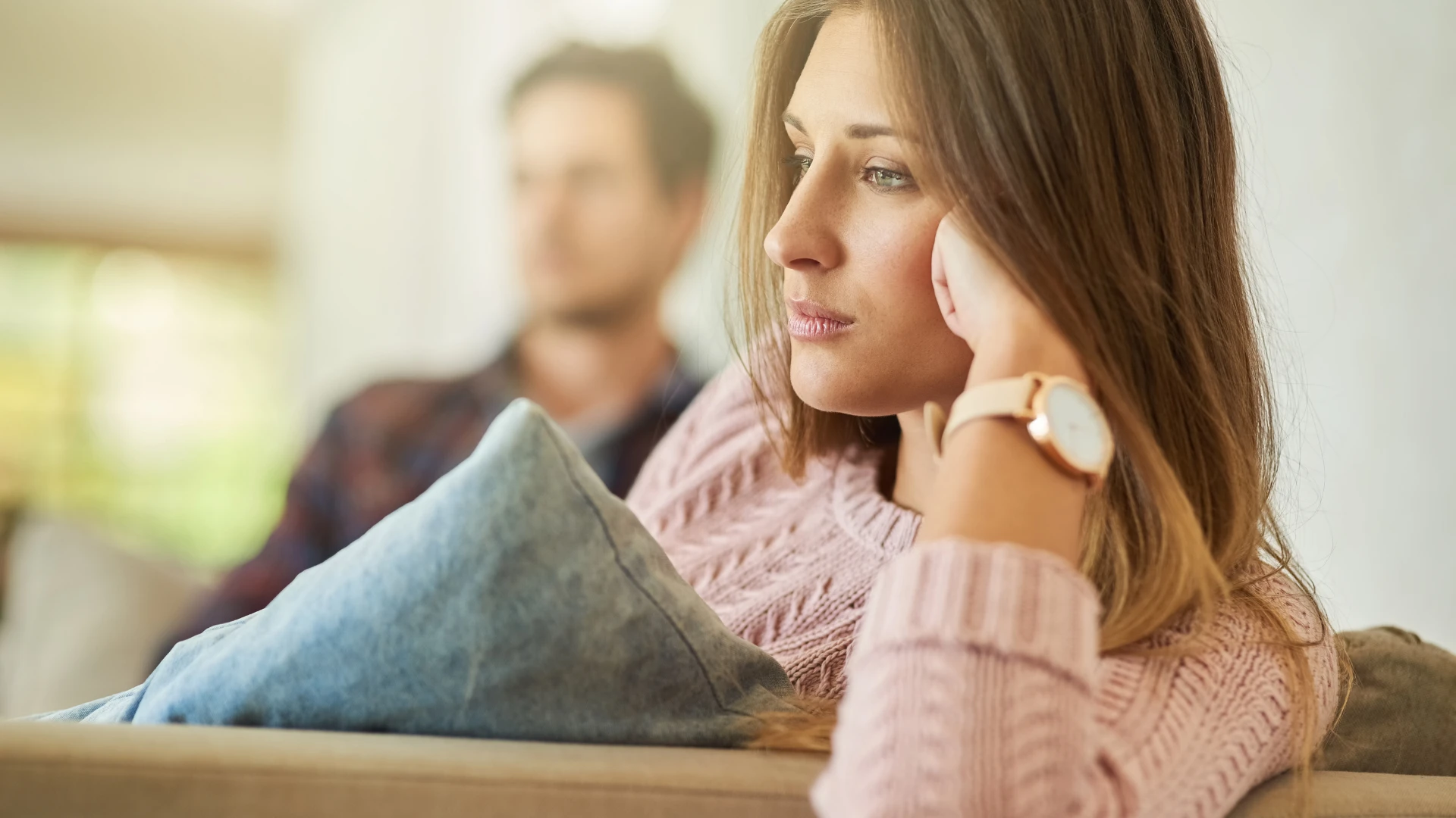 une femme qui doit arrêter de s’attendre à ce que l’homme ait des attentes irréalistes en matière d’image corporelle