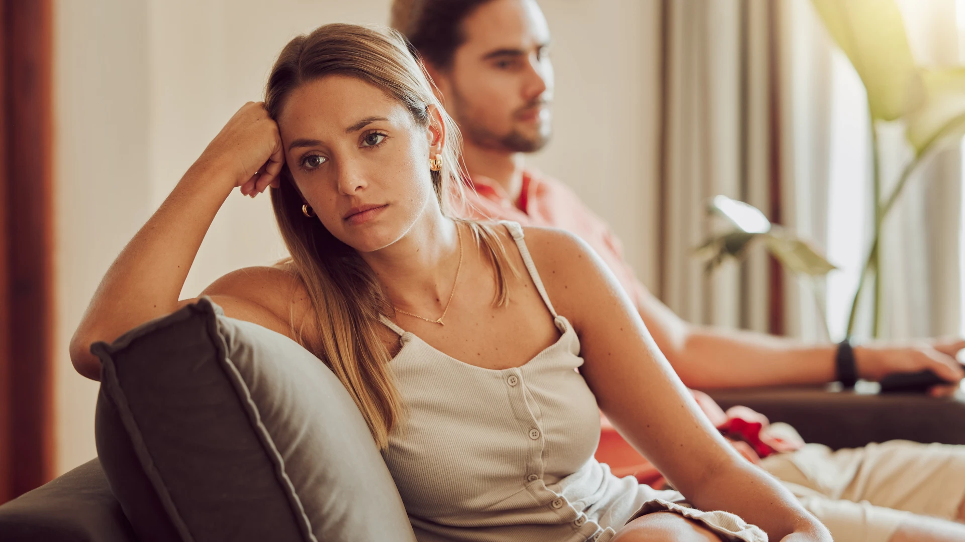 une femme qui doit arrêter d'attendre que l'homme agisse comme une femme agit