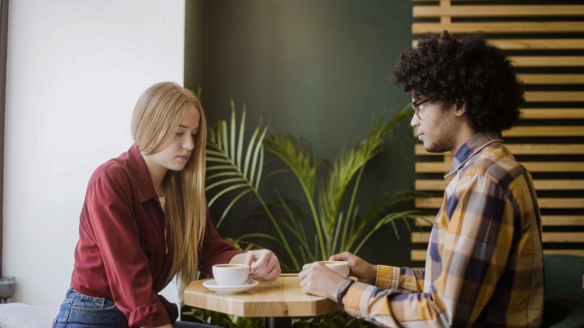 femme qui doit arrêter de s'attendre à ce que cet homme abandonne ses amis
