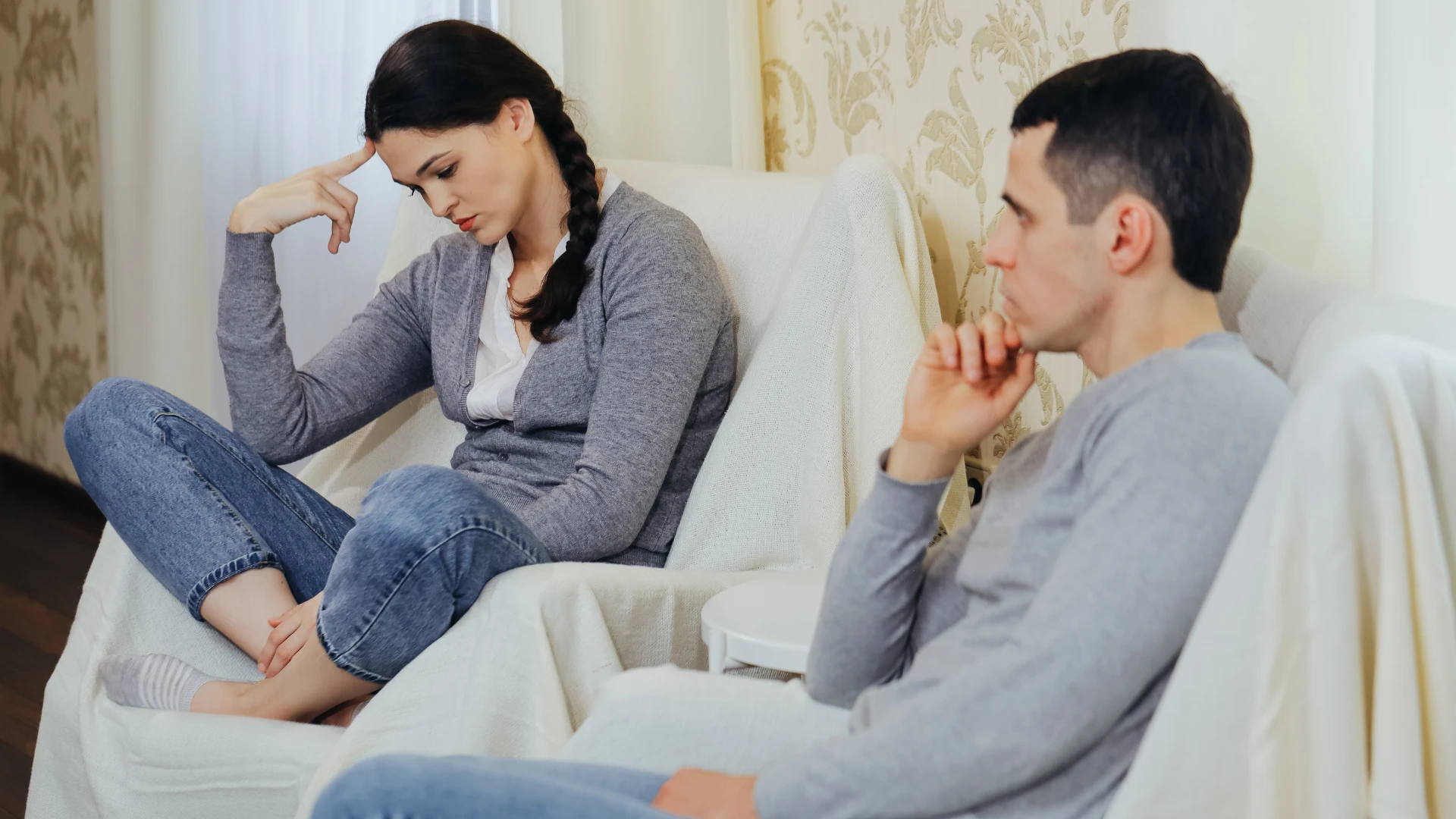 une femme qui doit arrêter de s'attendre à ce que la valeur de l'homme soit liée à sa richesse