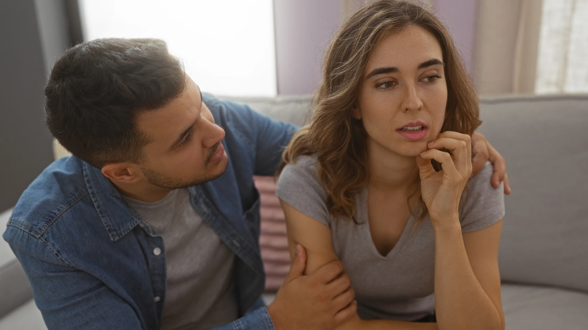 femme bouleversée demandant à son partenaire de la tenir
