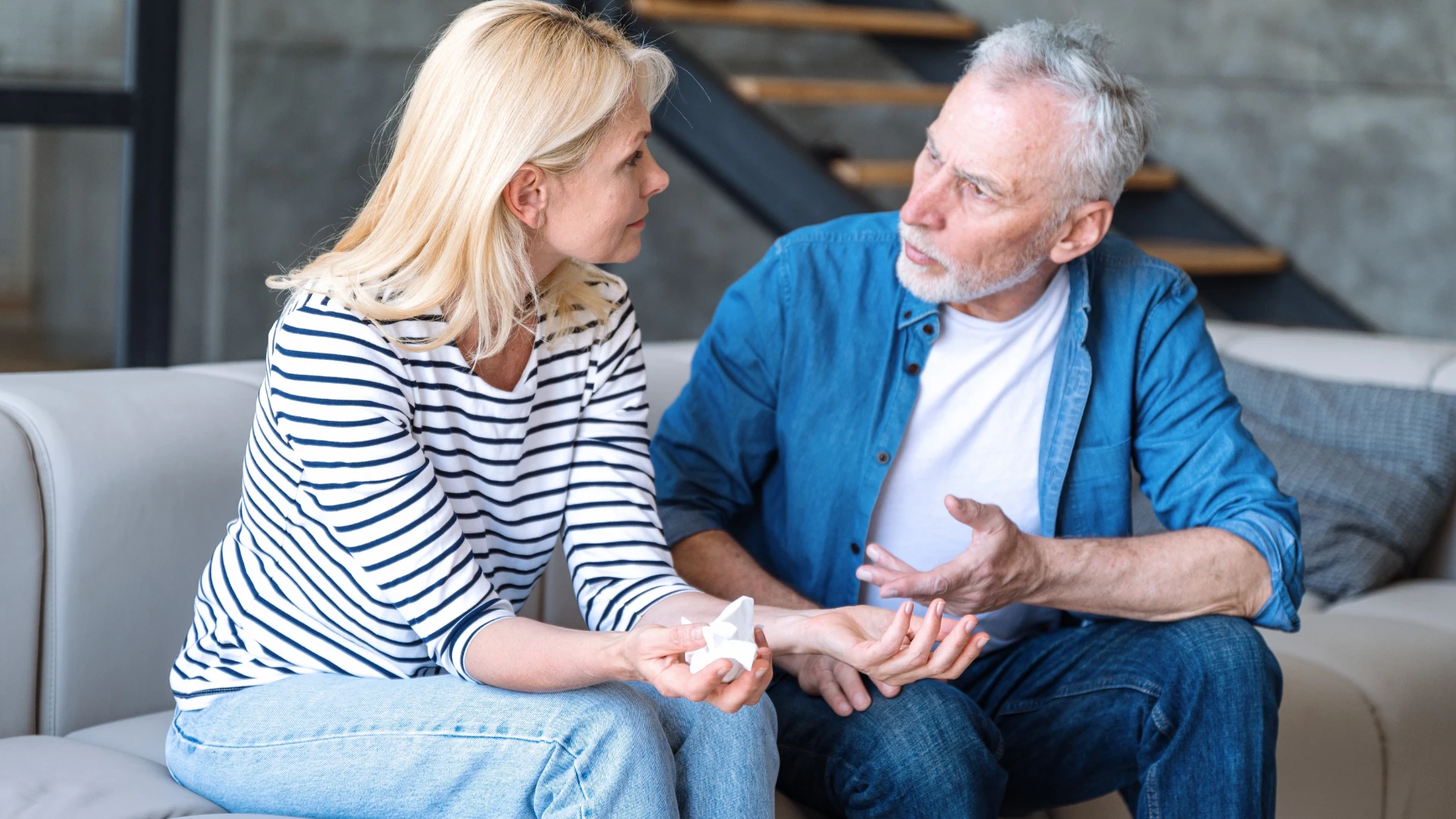 couple de personnes âgées se disputant sur le canapé