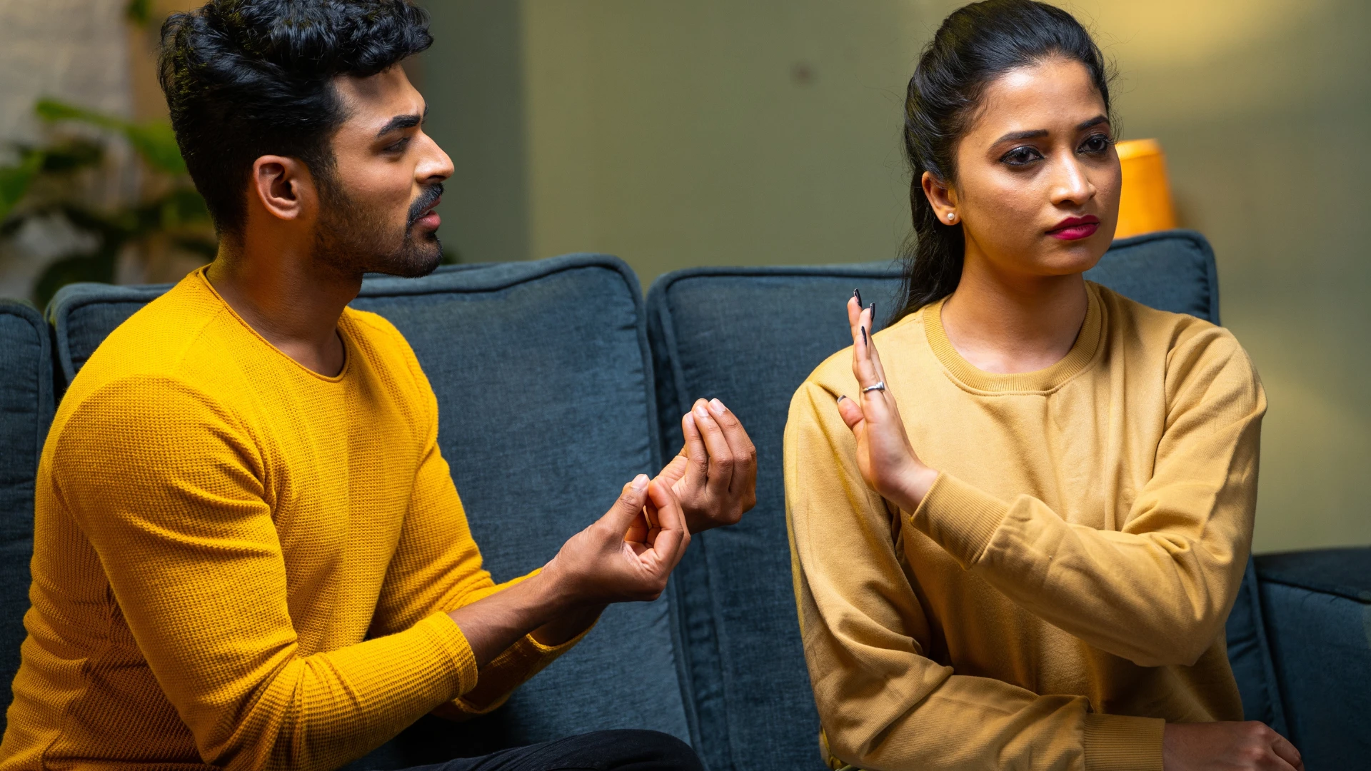 femme levant la main à son mari 