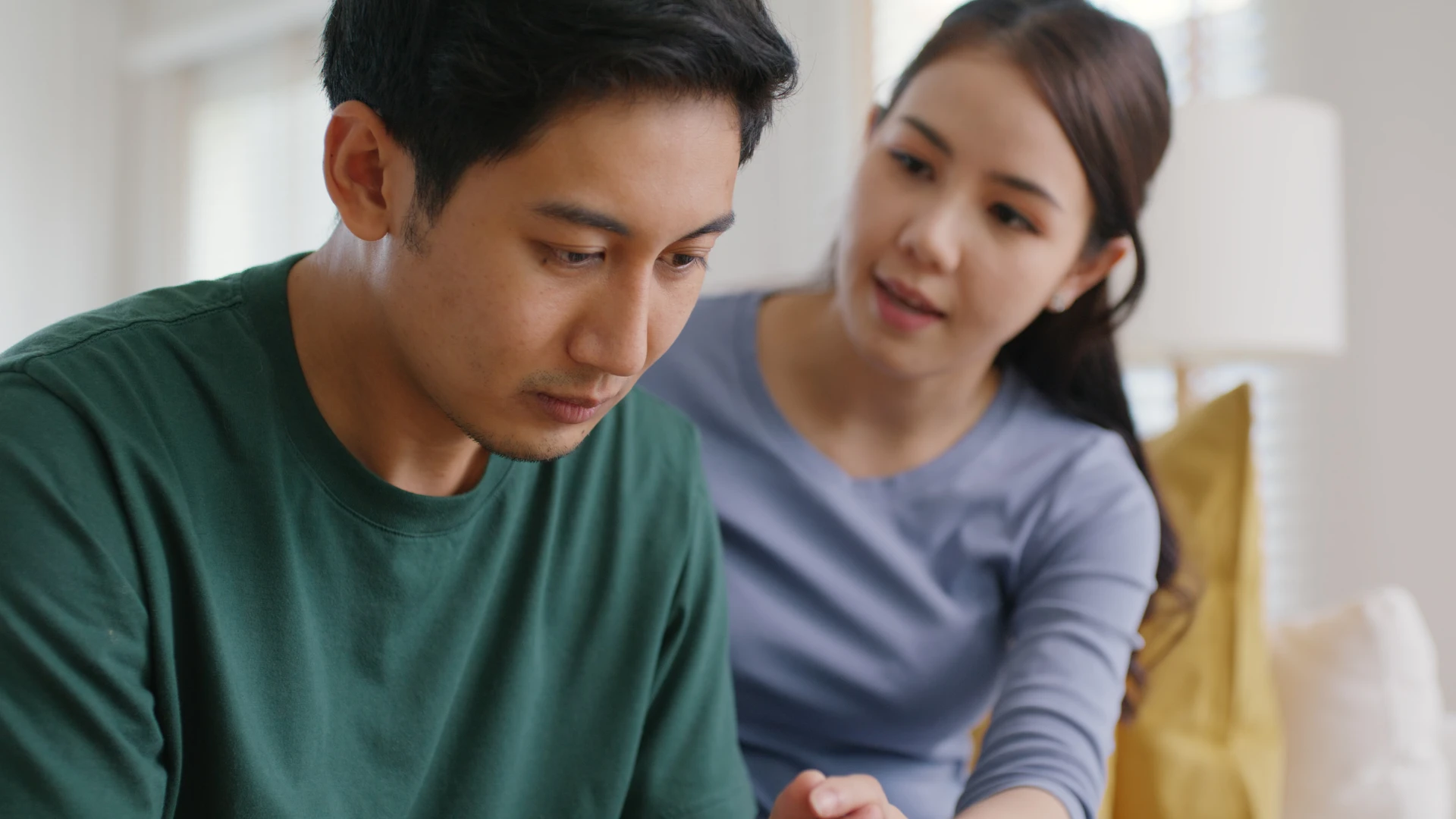 femme réconfortant inquiet contrarié mari