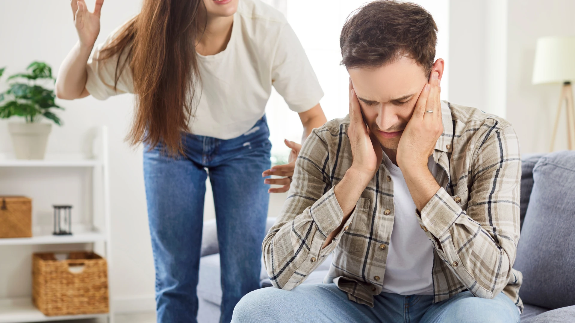 femme gronder mari contrarié