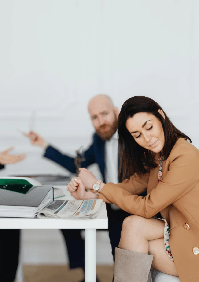 femme regardant loin de l'homme pendant les négociations de divorce