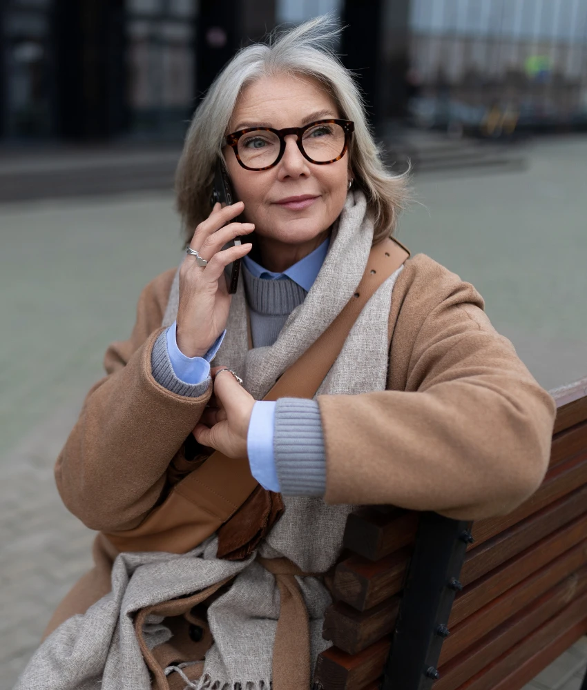 Une femme calme contacte une personne par téléphone montrant qu'elle lutte avec les limites