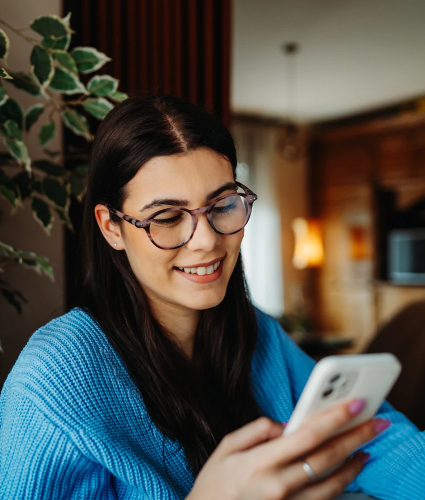 Une femme heureuse répond au téléphone en montrant qu'elle lutte avec les limites