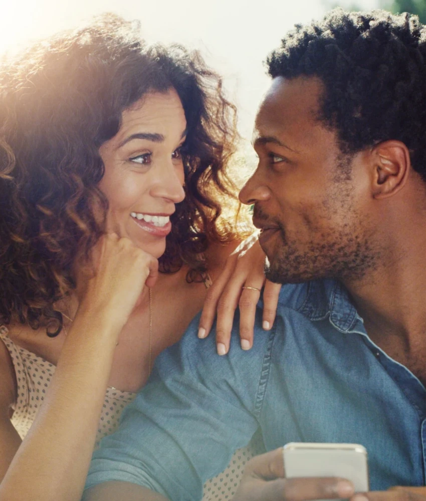 Femme heureuse avec un homme après le divorce, lui disant oui 