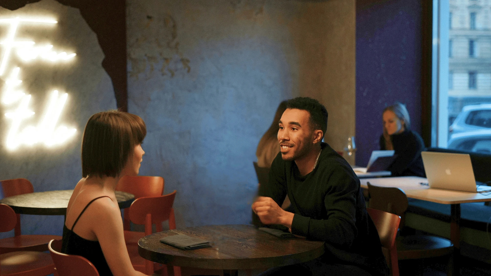 couple en rendez-vous posant des questions difficiles dès le départ