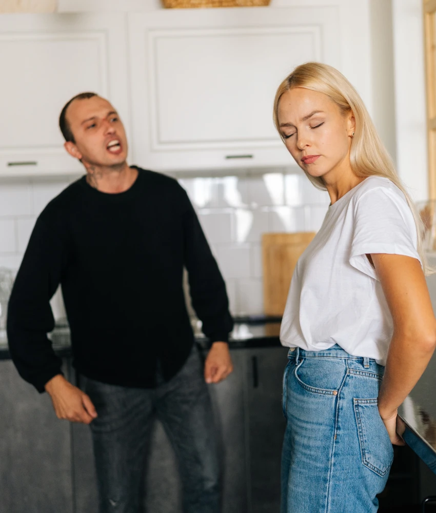 Une personne en colère crie à son partenaire en montrant un comportement désastreux