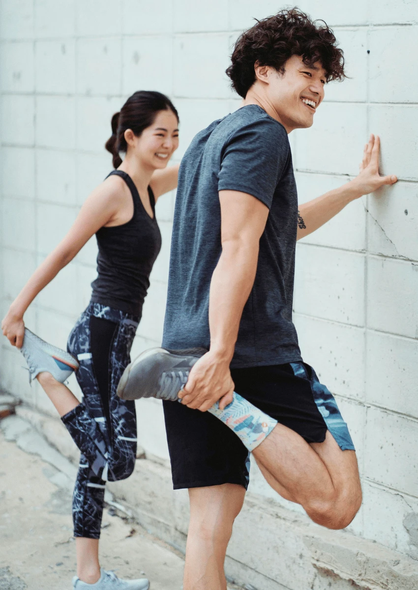 couple heureux, faire de l'exercice ensemble