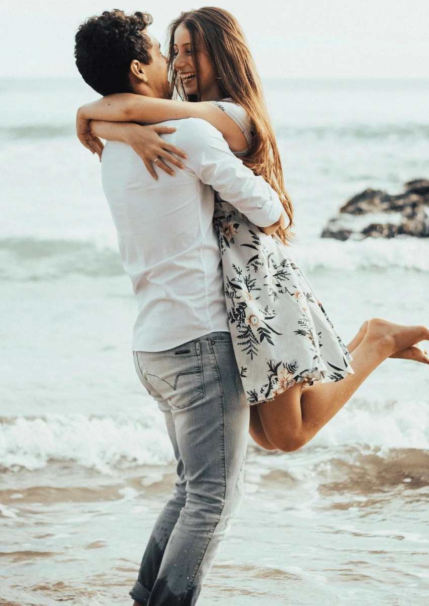 couple heureux s'embrassant sur une plage
