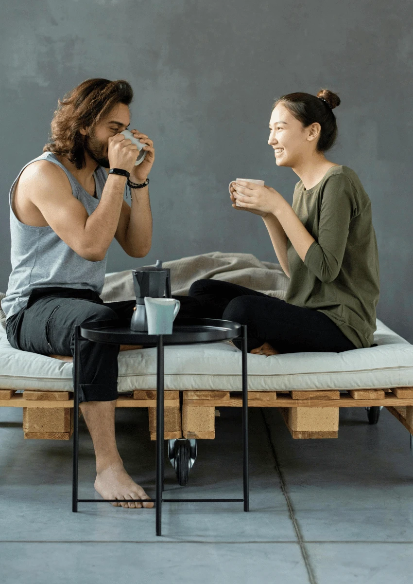 couple heureux partageant un verre ensemble