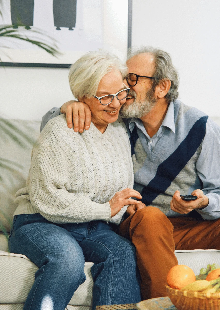 heureux couple de personnes âgées maintenant leur curiosité pour leur intimité