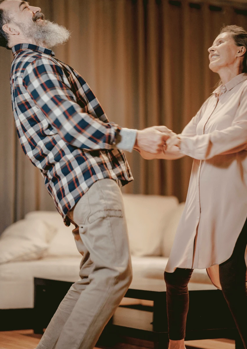 heureux couple de personnes âgées passant du temps ensemble